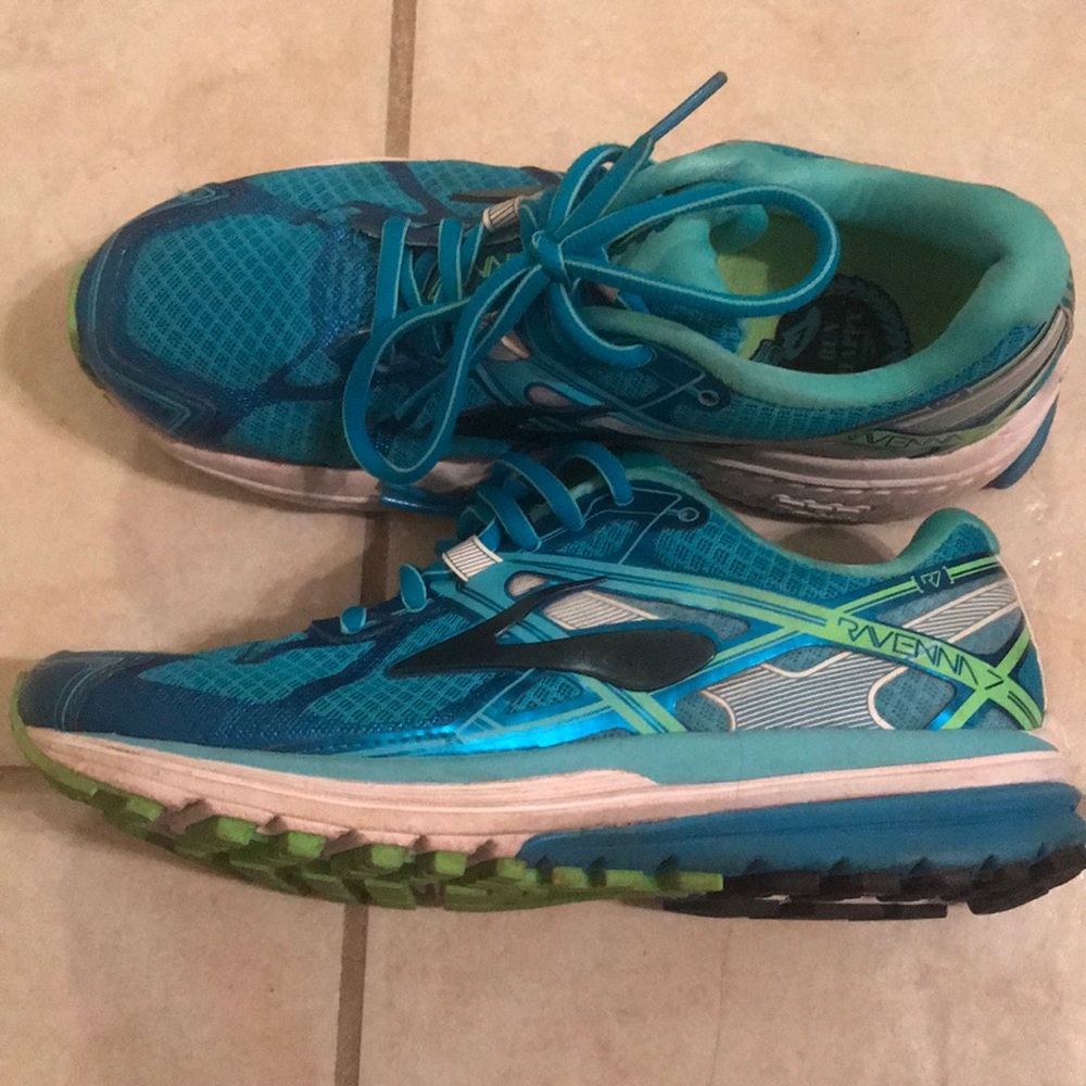 brooks running sneakera